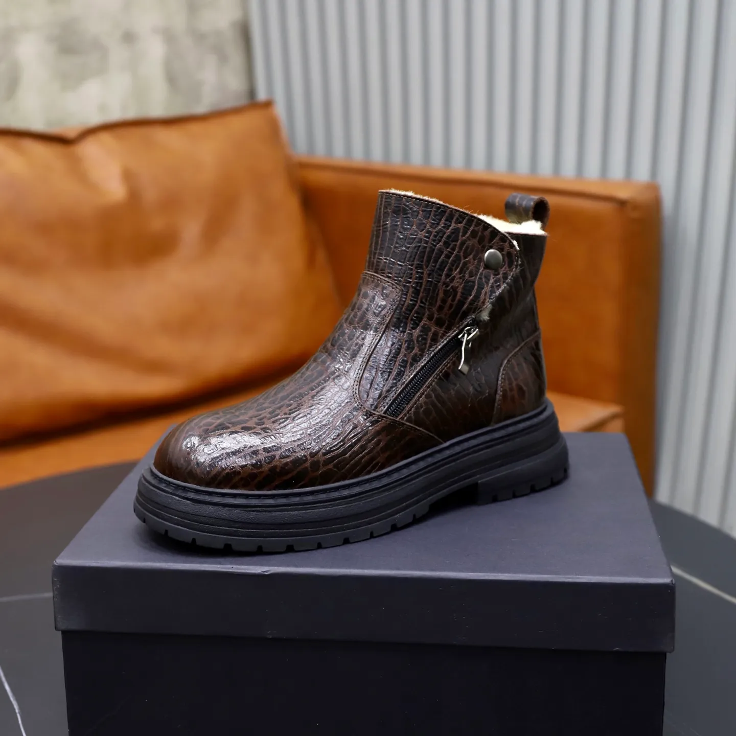 Ex-factory price: 680💰Thick wool imported from Australia Brand: UGG genuine purchasing agent Size: 38-44 (customized in 45) Grade: Official website 1:1 Material: First-layer genuine leather waterproof and antifreeze upper Real wool lining Original non-slip Soft wear-resistant outsole Style category: Men's casual shoes Trendy style Comfortable on the feet Color: Official website color synchronization